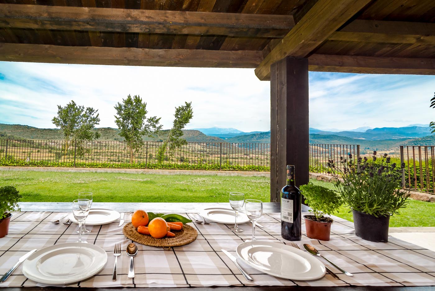 Disfruta de una comida al aire libre en el porche